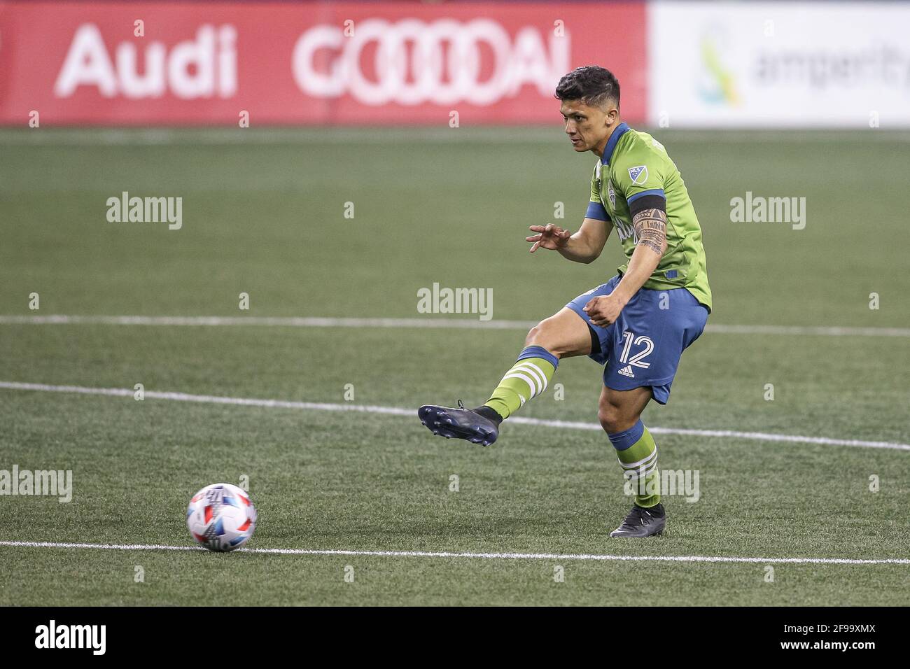 Seattle Sounders FC Forward Fredy Montero (12) passa la palla durante la seconda metà di una partita MLS contro il Minnesota United FCat Lumen Field, F. Foto Stock