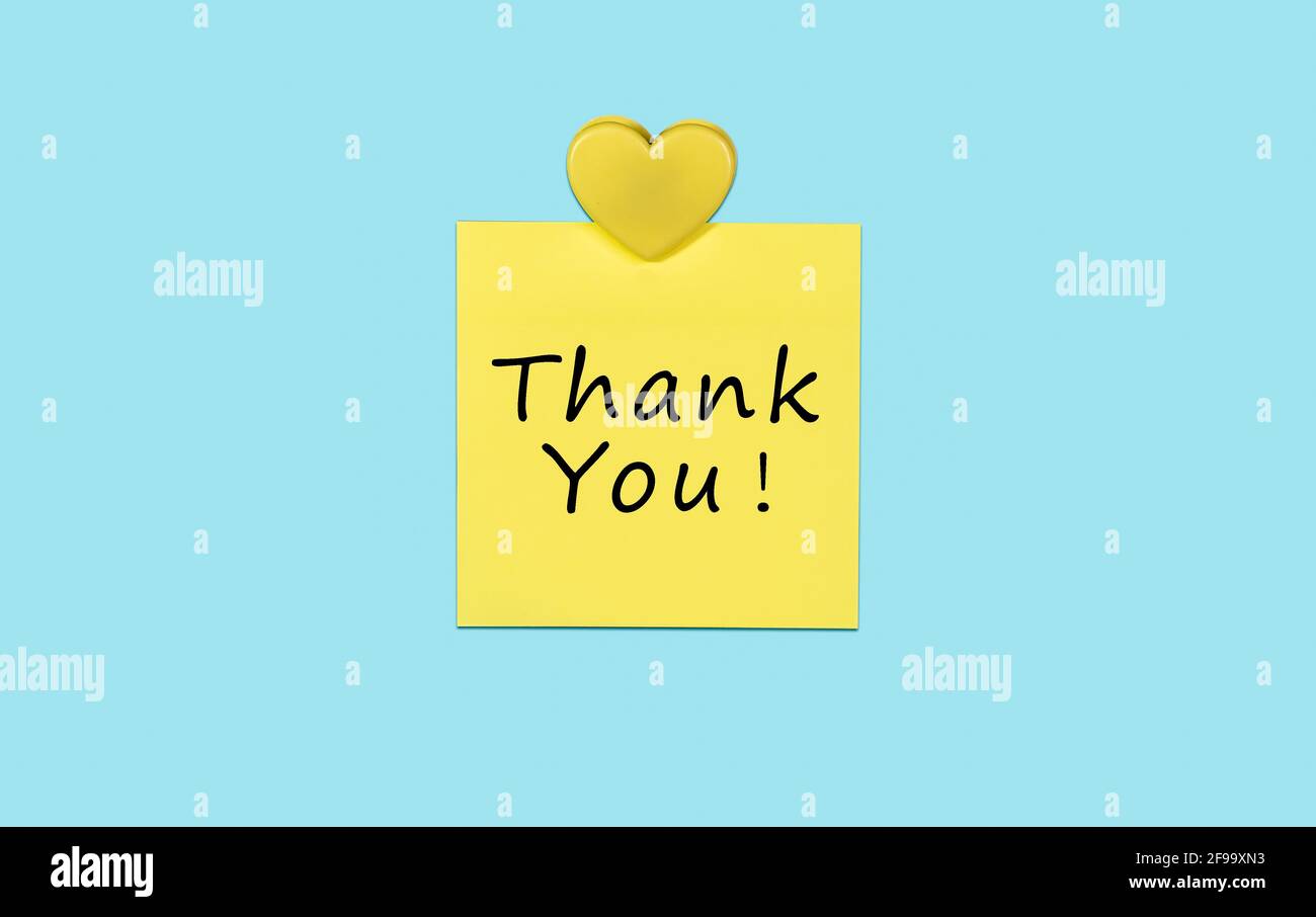 Post-it giallo con un grazie e un cuore Foto Stock