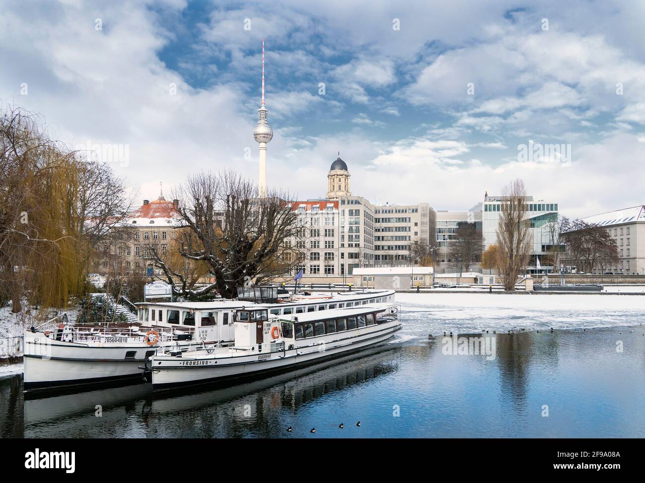 Berlino-Mitte, porto storico, molo Fischerinsel, inverno, neve Foto Stock