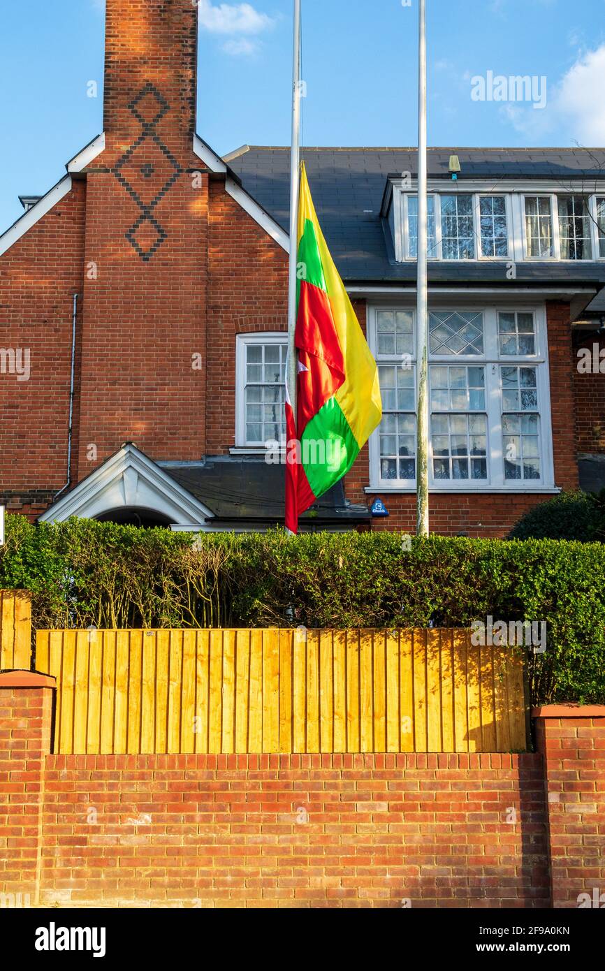 Bandiera birmana che vola all'ambasciatore del Myanmar, residenza ufficiale Kyaw Zwar Minn ad Hampstead, Londra. Foto Stock