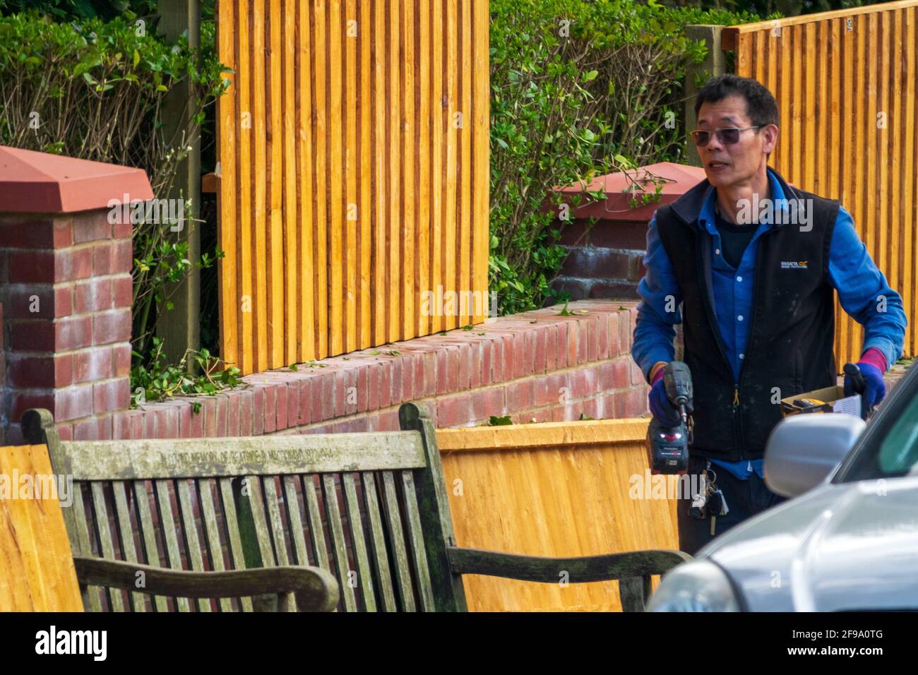 Un uomo che installa la recinzione di sicurezza presso la residenza ufficiale dell'ambasciatore del Myanmar nel Regno Unito. Foto Stock