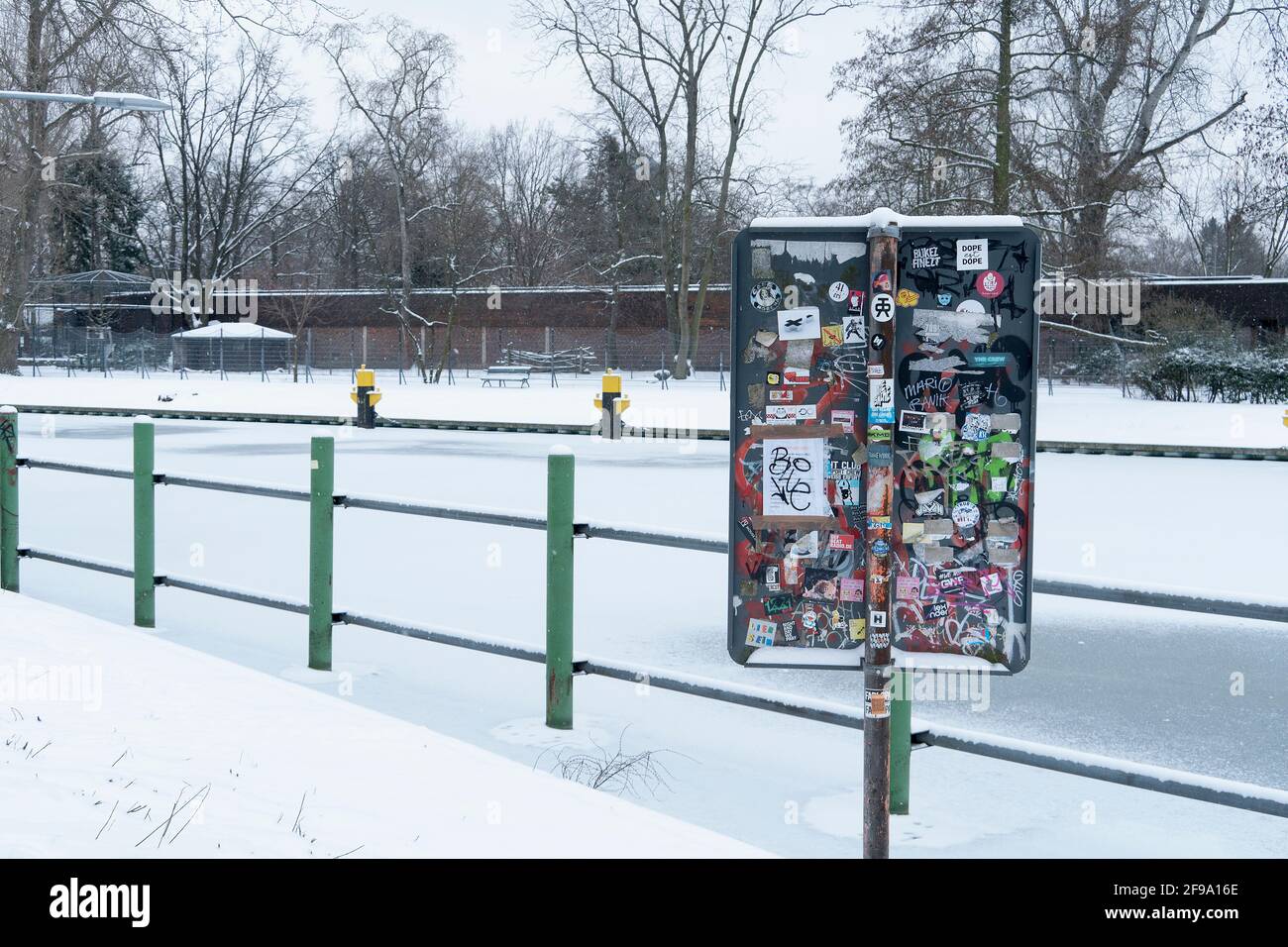 Berlino-Tiergarten, Tiergarten, canale Landwehr, sluice inferiore, congelato, cartello bloccato con adesivi Foto Stock