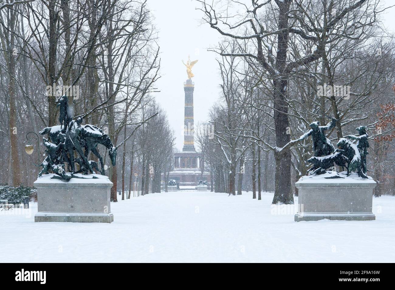 Berlino-Tiergarten, linea di vista della colonna della Vittoria, paesaggio invernale innevato Foto Stock