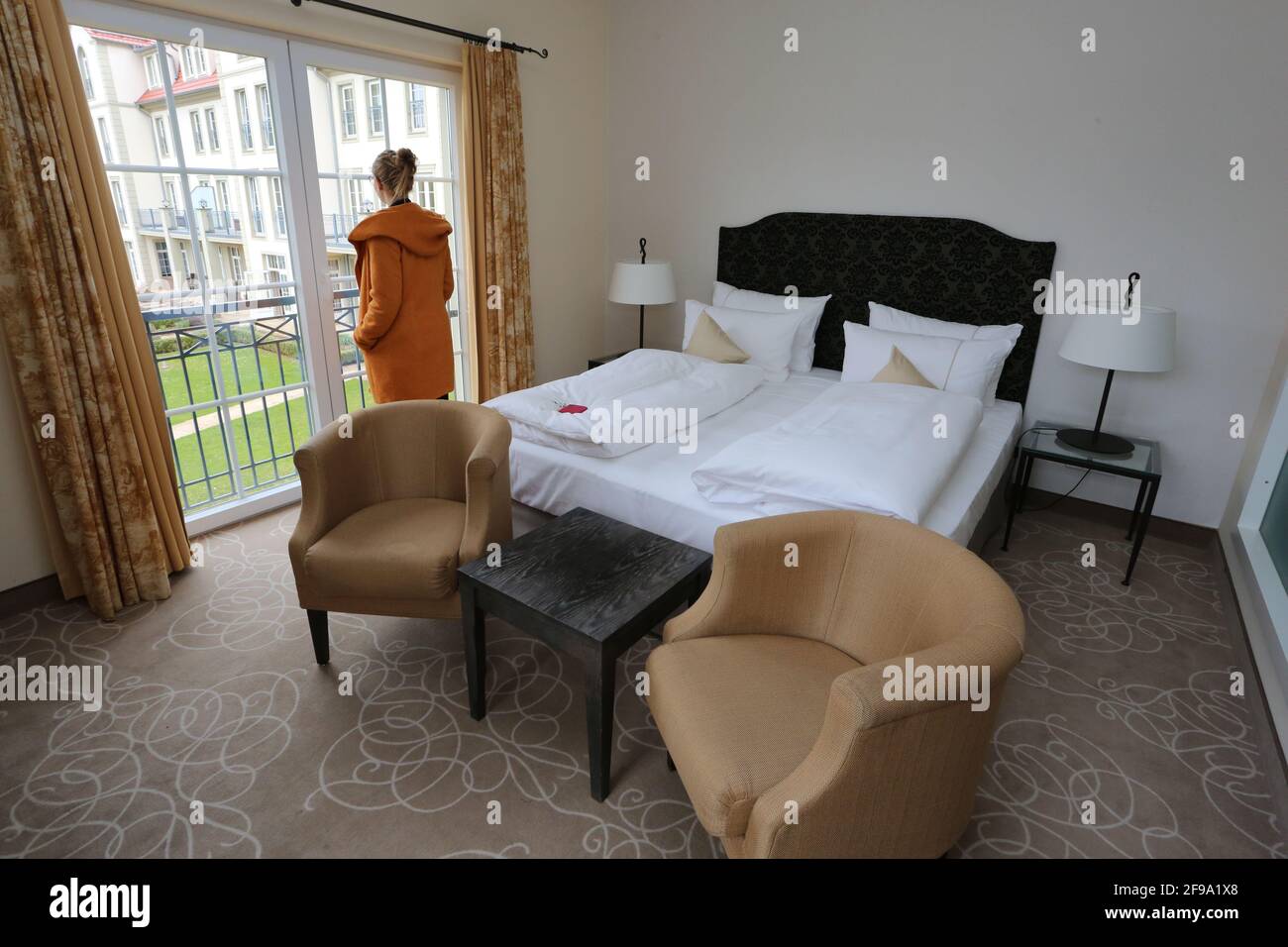 Stolberg, Germania. 16 Apr 2021. Un ospite si trova in una camera dell'Hotel Naturessort Schindelbruch. Come parte di una prova di modello, i Ritter von Kempski Privathotels aprono i primi due alberghi come gruppo alberghiero. I progetti modello sono importanti per catturare una strategia del tempo della terra nella pandemia del Covid 19. Il progetto modello è inizialmente progettato per quattro settimane. Gli ospiti dell'hotel devono presentare ogni giorno un Coronatest. Credit: Fahren/dpa-Zentralbild/ZB/dpa/Alamy Live News Foto Stock