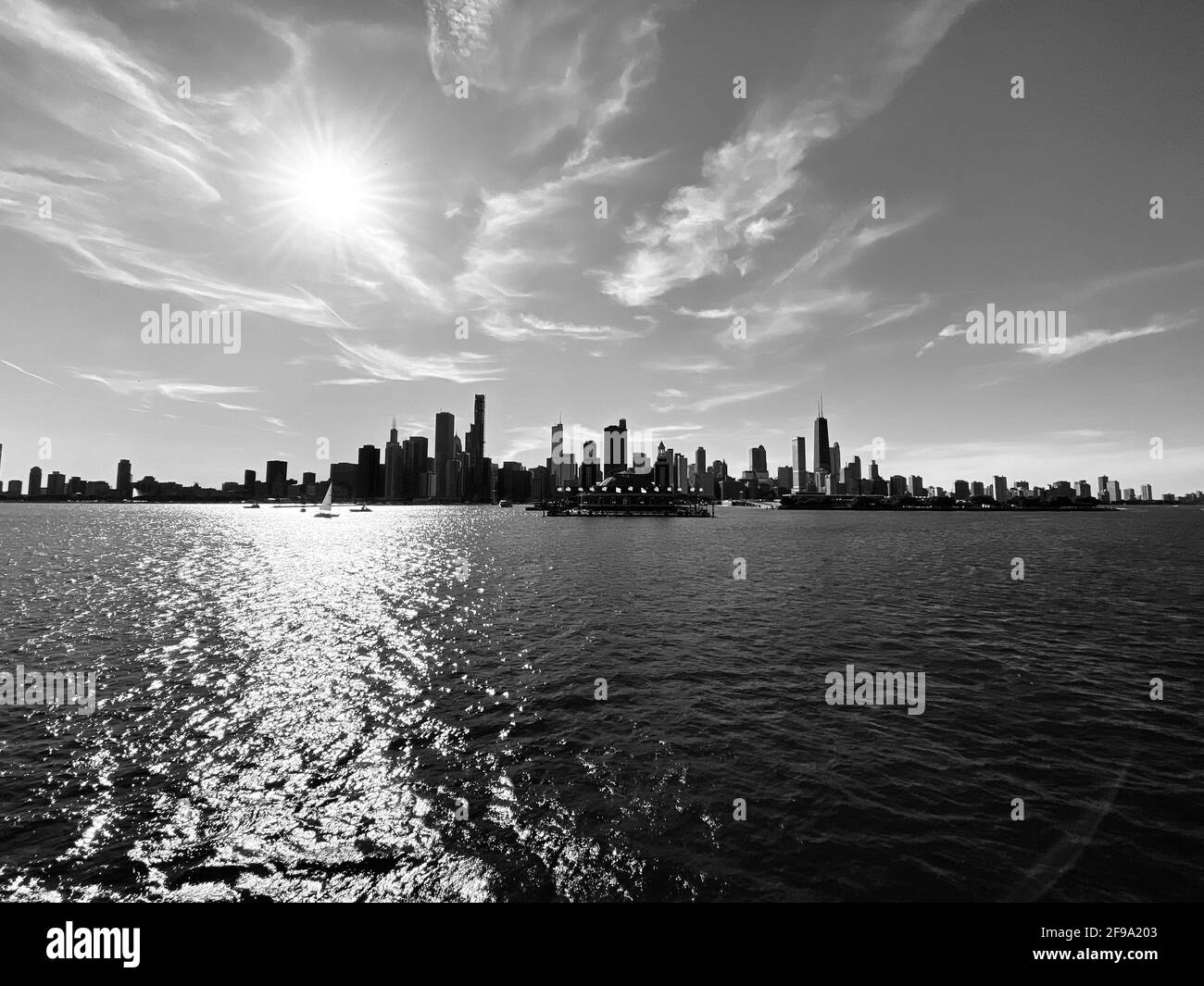 Immagine in scala di grigi del paesaggio urbano di Chicago catturata dal Lago Michigan in una giornata di sole Foto Stock