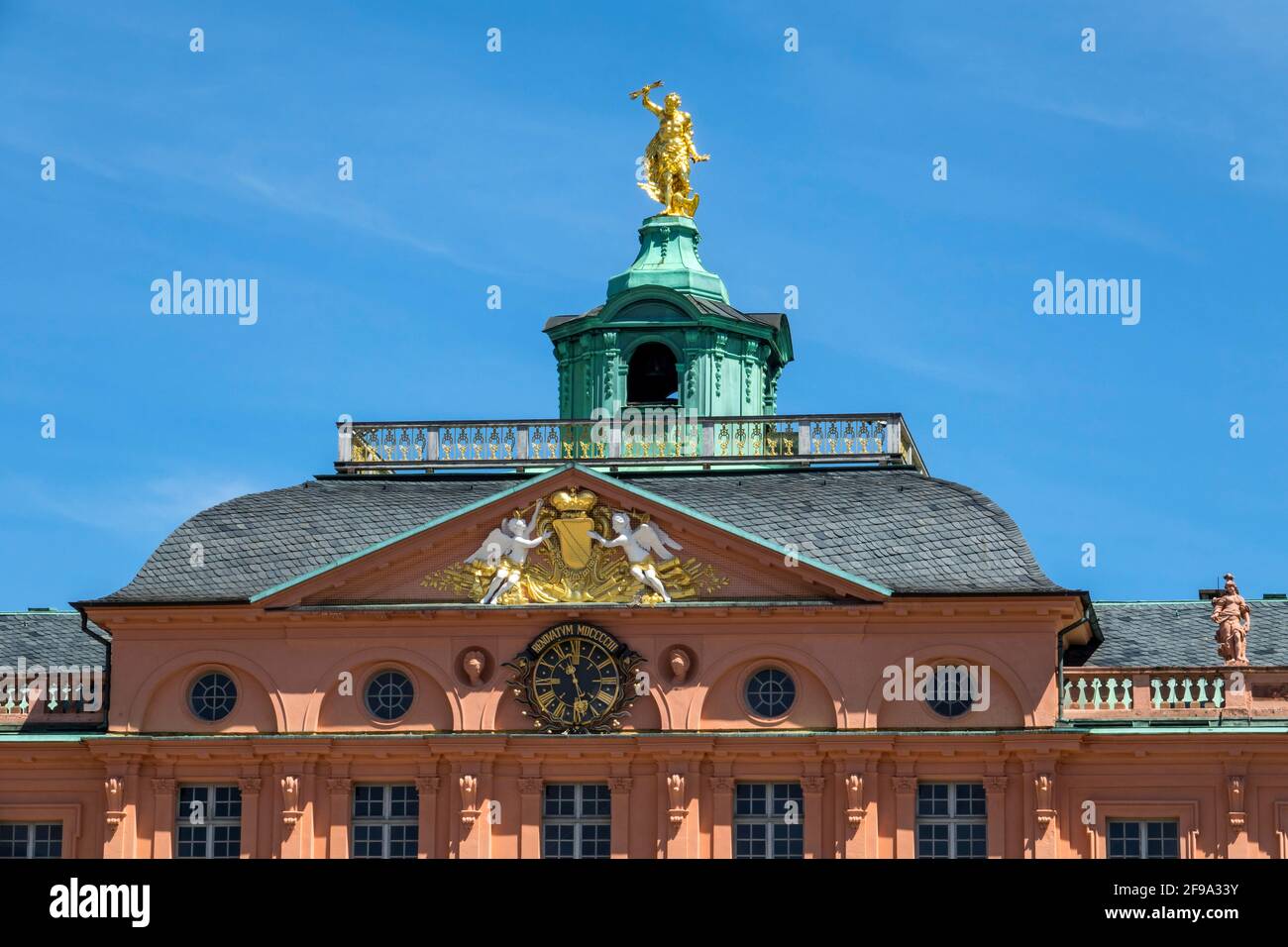 Germania, Baden-Wuerttemberg, Rastatt, palazzo residenziale, il dio Giove fa precipitare i fulmini dal tetto. Popolarmente conosciuto come 'l'uomo d'oro'. Foto Stock