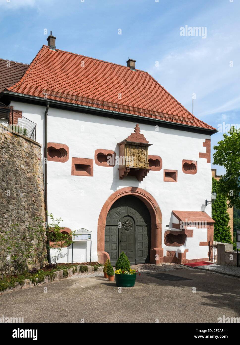 Germania, Baden-Wuerttemberg, Gernsbach - Obertsrot, gatehouse con finestra della baia di weir a Schloss Eberstein anche Neu-Eberstein, Neueberstein. Foto Stock