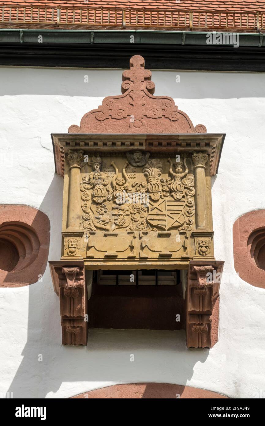 Germania, Baden-Wuerttemberg, Gernsbach - Obertsrot, Castello di Eberstein, finestra della baia di weir al gatehouse con lo stemma Eberstein-Fleckenstein Foto Stock