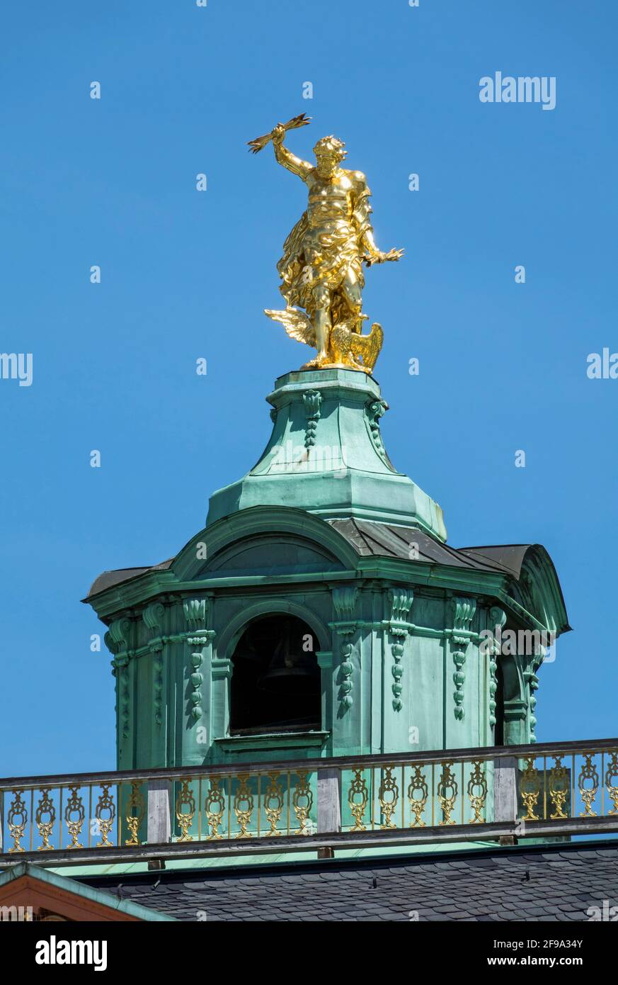 Germania, Baden-Wuerttemberg, Rastatt, palazzo residenziale, il dio Giove fa precipitare i fulmini dal tetto. Popolarmente conosciuto come 'l'uomo d'oro'. Foto Stock