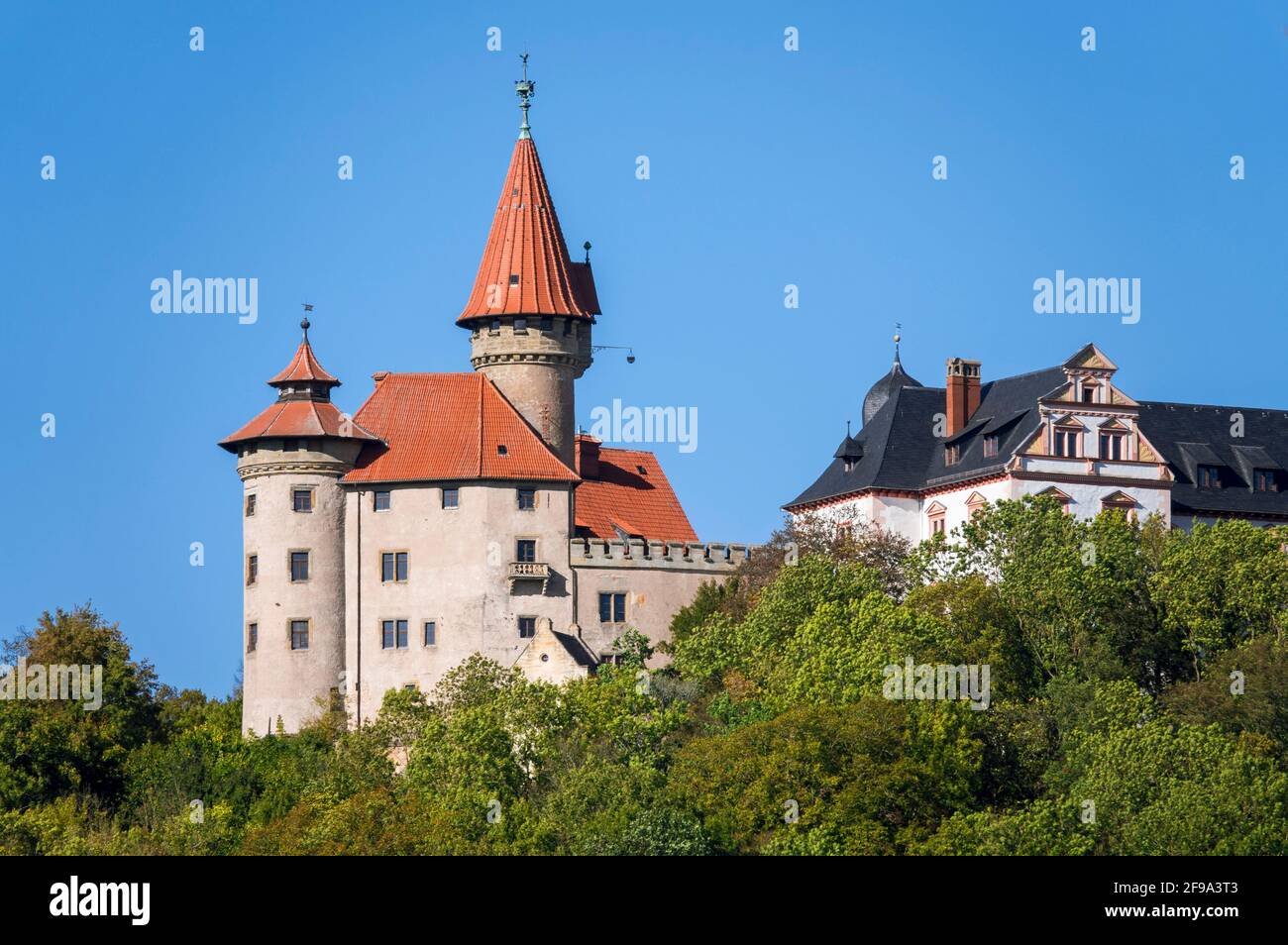 Il veste Heldburg era un alto forte medievale di collina che fu ricostruito come un palazzo in stile rinascimentale nel 16 ° secolo. All'inizio del XIV secolo il castello era di proprietà dei conti di Henneberg-Schleusingen. Nel 1374 l'Heldburg cadde ai Wettins. Il Museo del Castello tedesco, inaugurato nel settembre 2016, si trova sulla fortezza. Foto Stock