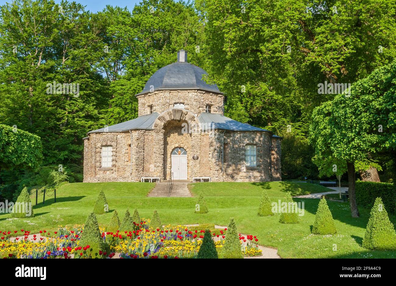 Germania, Baviera, Wonsees - Sanpareil, il piano terra con edificio orientale nel 'giardino di roccia Sanpareil'. Il giardino paesaggistico inglese è stato costruito nel 18 ° secolo sotto Margravio 'Friedrich von Bayreuth' e sua moglie Margravine 'Wilhelmine von Bayreuth'. Foto Stock