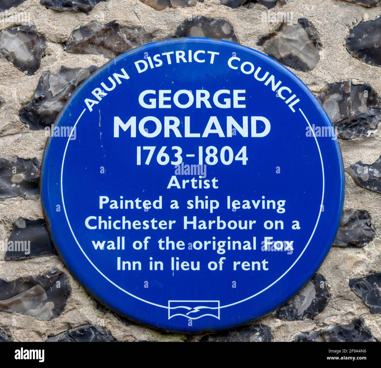 Arun District Council placca blu sul muro del Fox Inn, Felphan, West Sussex, Inghilterra, Regno Unito - George Morland 1763-1804 Foto Stock