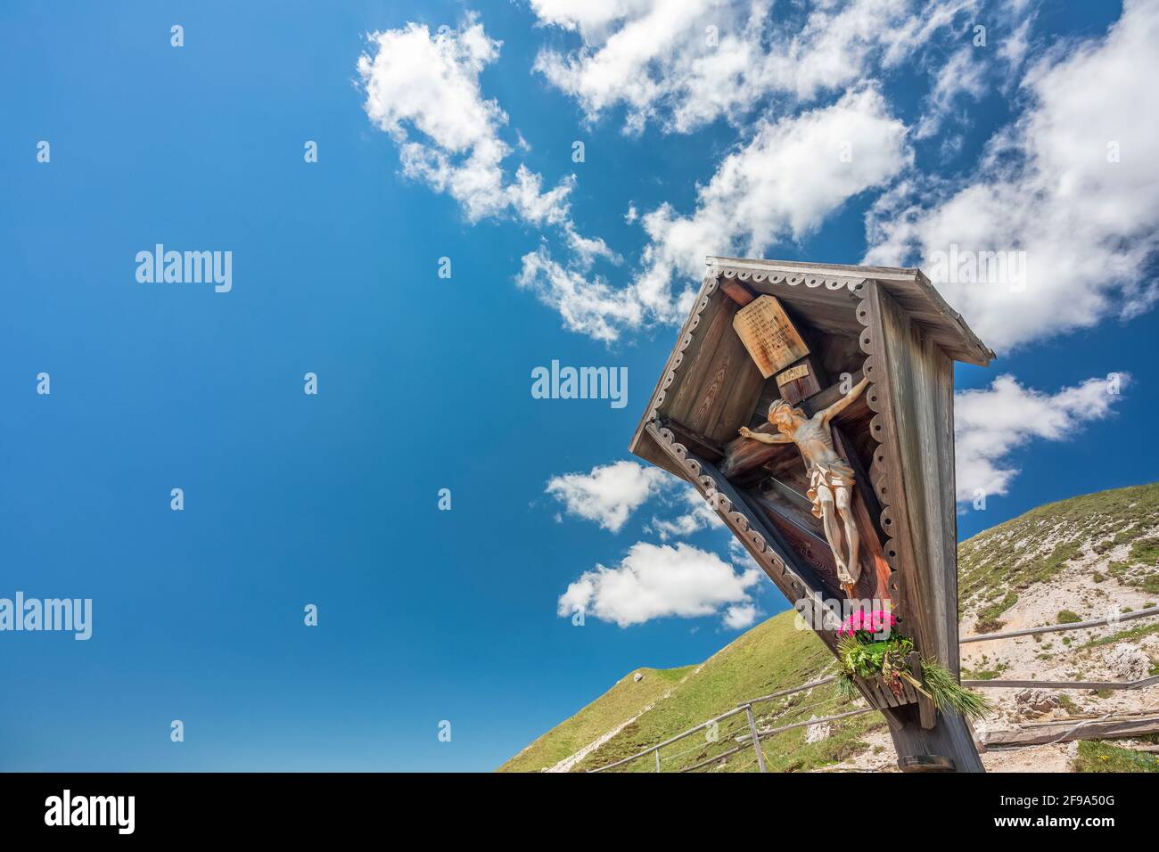 Crocifisso ligneo in stile alpino sul pascolo dei Medagles, Longiaru, San Martino in Badia, Bolzano, Alto Adige, Italia Foto Stock