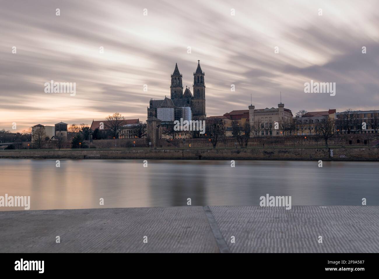 Germania, Sassonia-Anhalt, Magdeburgo, nubi tempeste che si stancano sopra la Cattedrale di Magdeburgo. Foto Stock