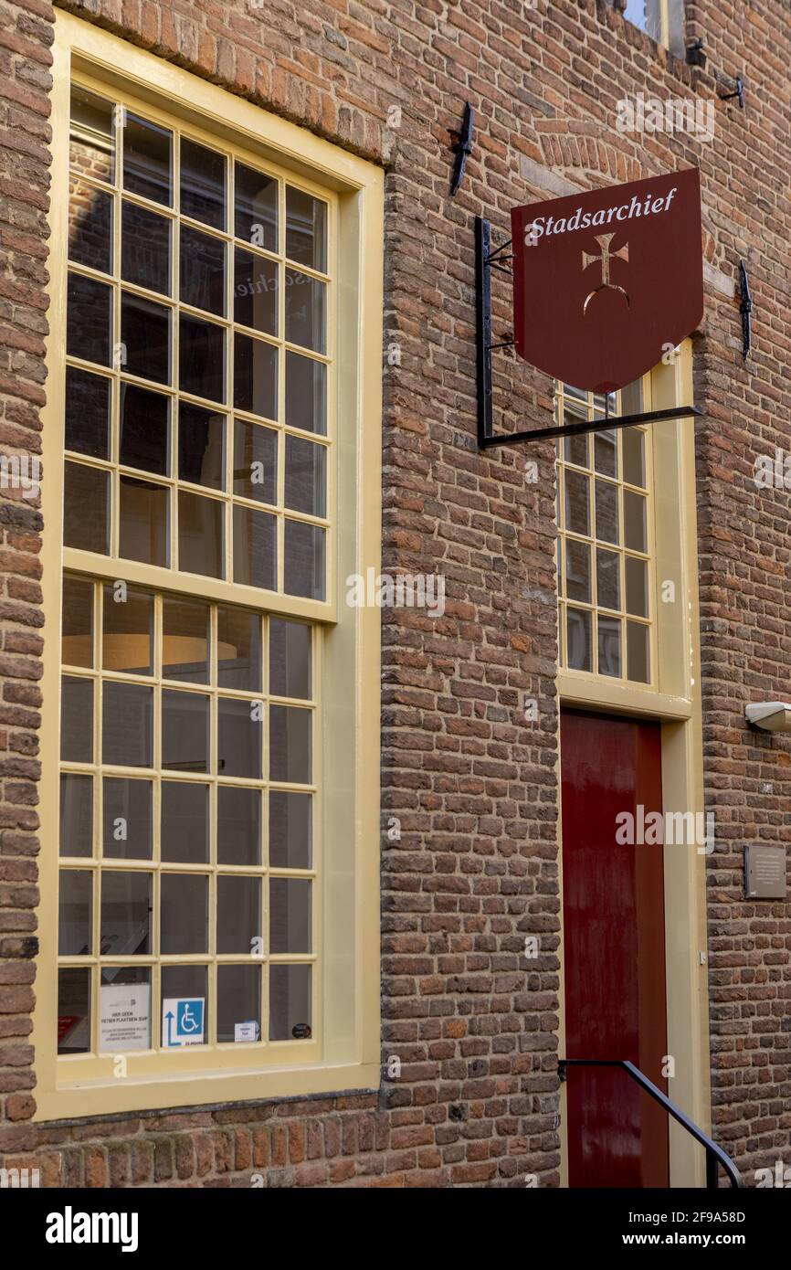 ZUTPHEN, PAESI BASSI - 19 marzo 2021: Finestra tipica facciata esterna del comune locale istituto archivistico. TRADUZIONE: 'ARCHIVIO CITTÀ' Foto Stock