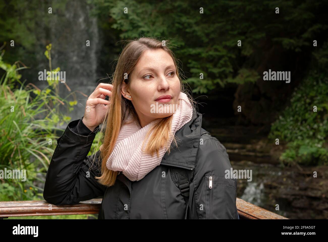 Ritratto di un giovane di 25 anni di vecchia donna nella natura - Fotografia di viaggio Foto Stock