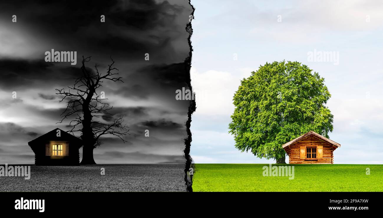 Casa di tronchi con albero in ambiente grigio e in verde natura Foto Stock