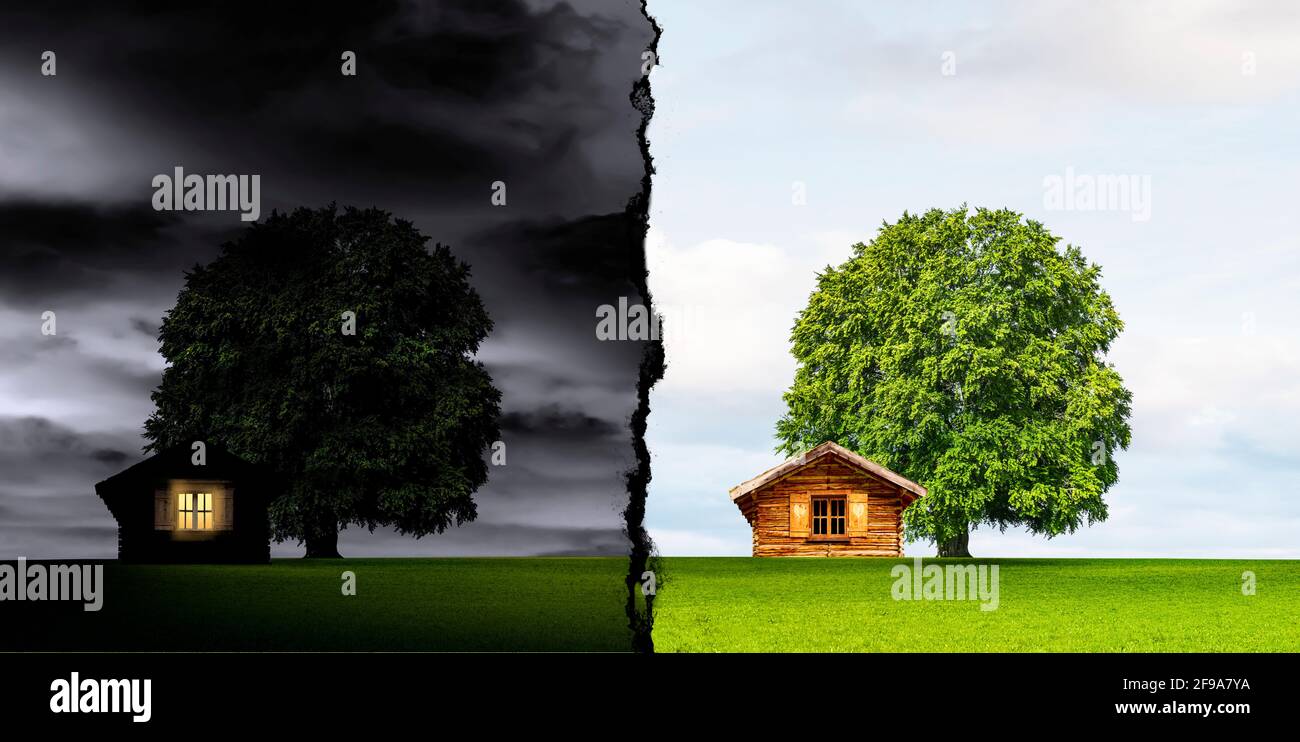 Albero con una casa di tronchi in un prato di notte e di giorno Foto Stock