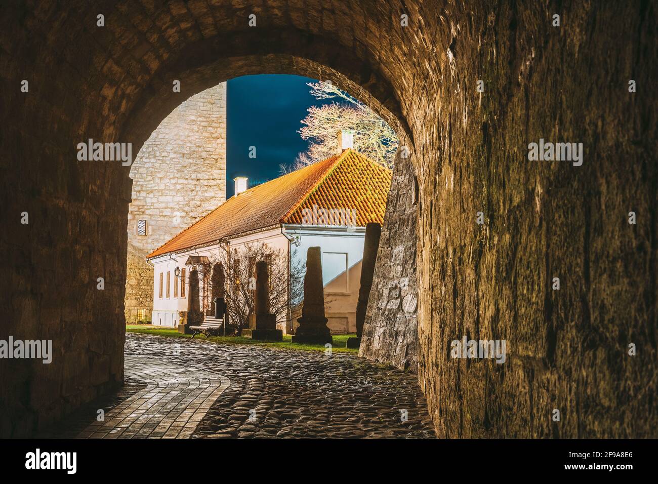 Kuressaare, Isola di Saaremaa, Estonia. Passaggio ingresso al Castello Episcopale. Architettura medievale tradizionale, famoso punto di riferimento per le attrazioni. Episcopale Foto Stock
