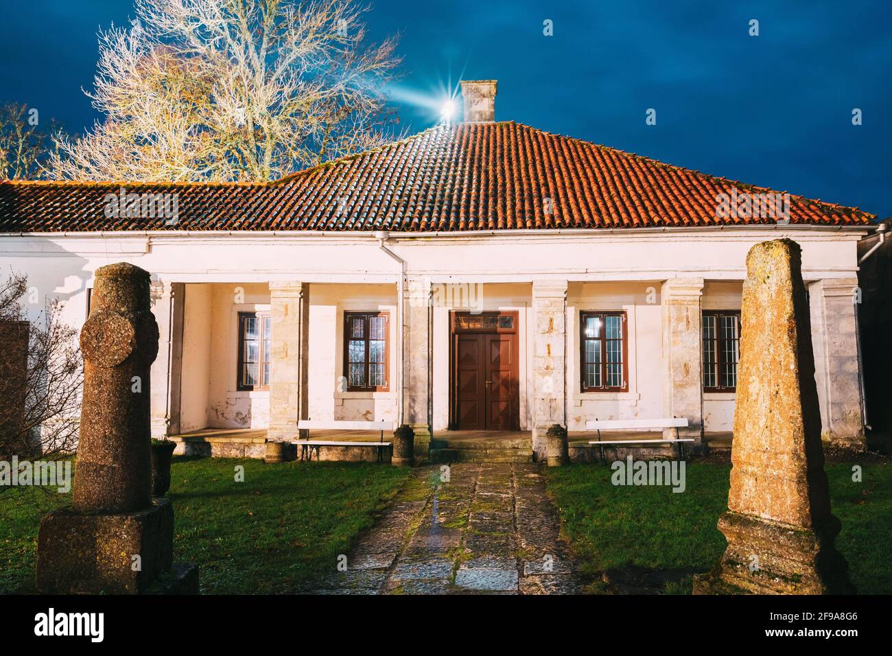 Kuressaare, Isola di Saaremaa, Estonia. Old House edificio vicino al Castello Episcopale in serata Blue Hour Night. Architettura medievale tradizionale, famosa Foto Stock