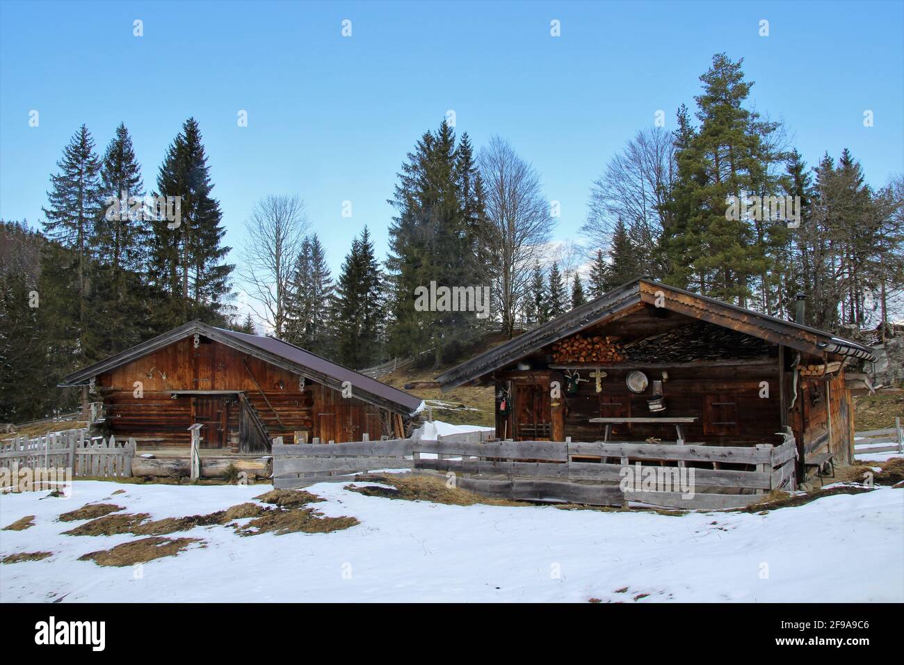 Escursione invernale nei pressi di Mittenwald, Kranzberg, Europa, Germania, Baviera, Alta Baviera, Werdenfels, inverno, rifugio d'atmosfera di fronte a un cielo blu, neve incontaminata Foto Stock