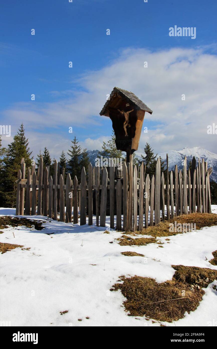 Croce di montagna vicino Mittenwald, Monti Karwendel, Europa, Germania, Baviera, Alta Baviera, Werdenfelser Land, Foto Stock