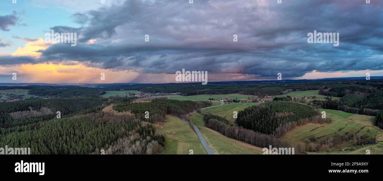 Drone foto del Leuchtenburg con una cella di tuono che passa. Foto Stock