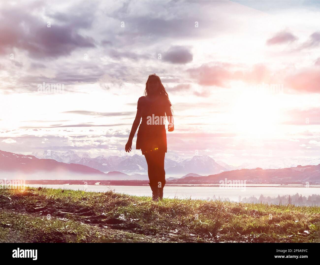 Giovane donna con capelli lunghi davanti al lago di Costanza panorama nella retroilluminazione Foto Stock