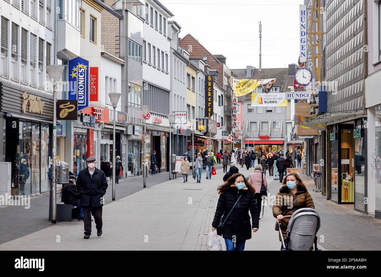 Düren, Nord Reno-Westfalia, Germania - Düren centro della città in tempi della crisi della corona durante la seconda chiusura, la maggior parte dei negozi sono chiusi, solo pochi passanti sono a piedi sulla Wirtelstrasse, la strada principale dello shopping. Il distretto di Düren è uno dei comuni con la più alta incidenza di sette giorni nella Renania settentrionale-Vestfalia. Inoltre, più della metà dei malati sono stati infettati con la mutazione britannica del virus corona. Foto Stock