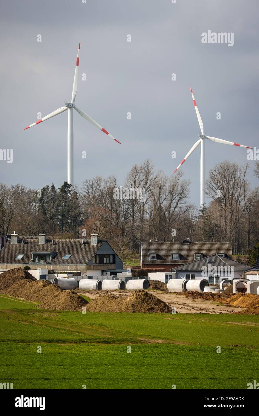 Juchen, Renania Settentrionale-Vestfalia, Germania - costruzione di fogne in una nuova tenuta di fronte al parco eolico presso la miniera di lignite a cielo aperto RWE a Garzweiler. Foto Stock