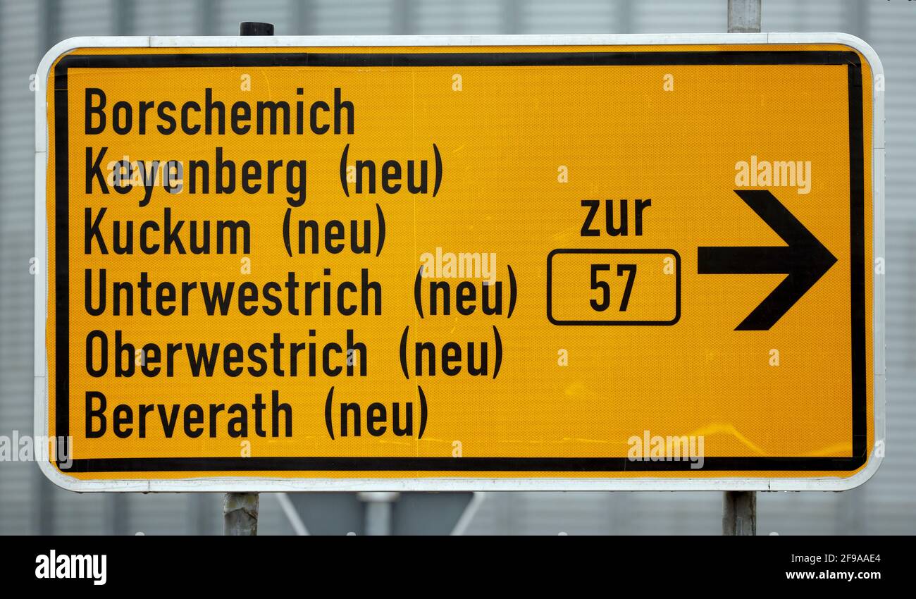 Erkelenz, Renania Settentrionale-Vestfalia, Germania - segnale stradale per il sito di delocalizzazione di Keyenberg, Kuckum, Unterwestrich, Oberwestrich e Berverath, i luoghi dovettero cedere il posto alla miniera di lignite aperta RWE a Garzweiler, RWE Power sta sviluppando la nuova area residenziale insieme alla città di Erkelenz. Foto Stock