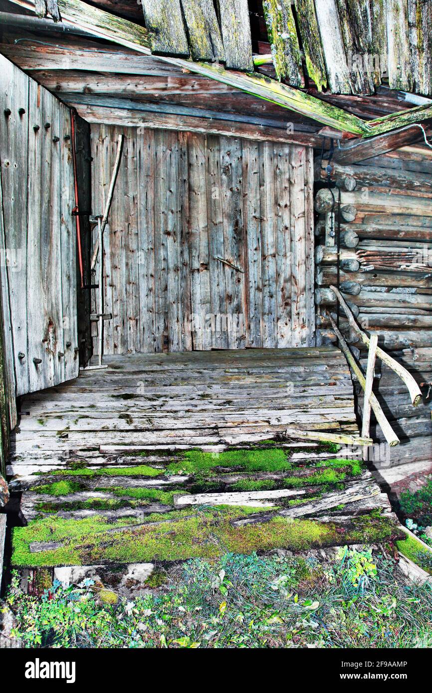 Porta d'ingresso di un fienile rustico altoatesino Foto Stock