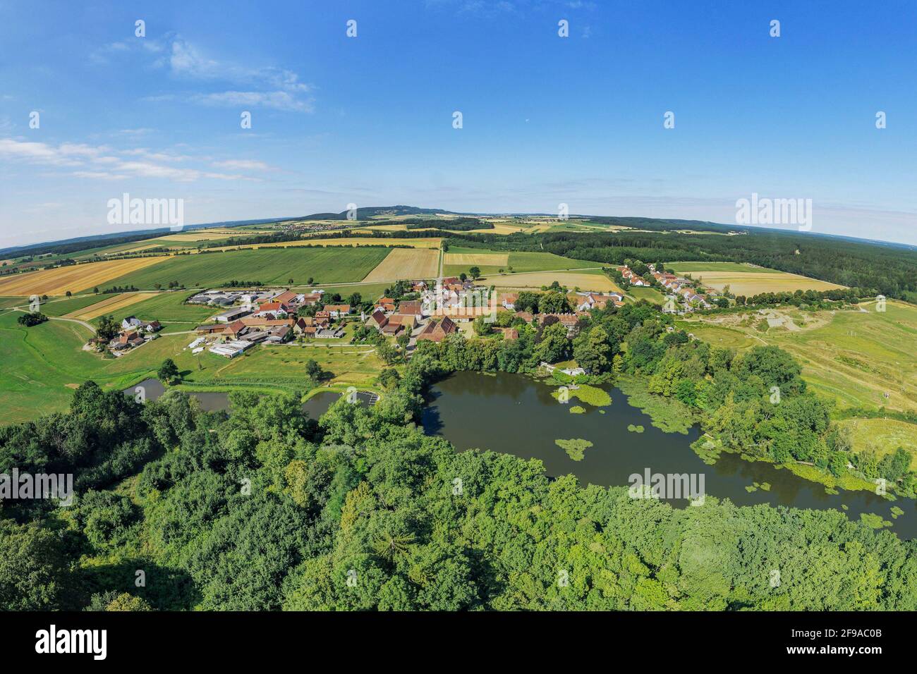 La natura idilliaca intorno al Dennenloher See in Baviera Foto Stock