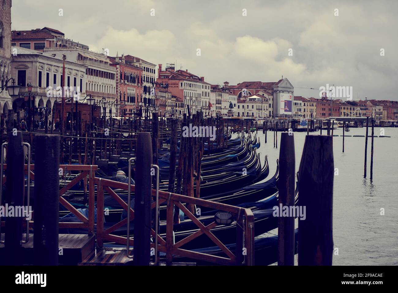 Le gondole del Canal Grande di Venezia Foto Stock