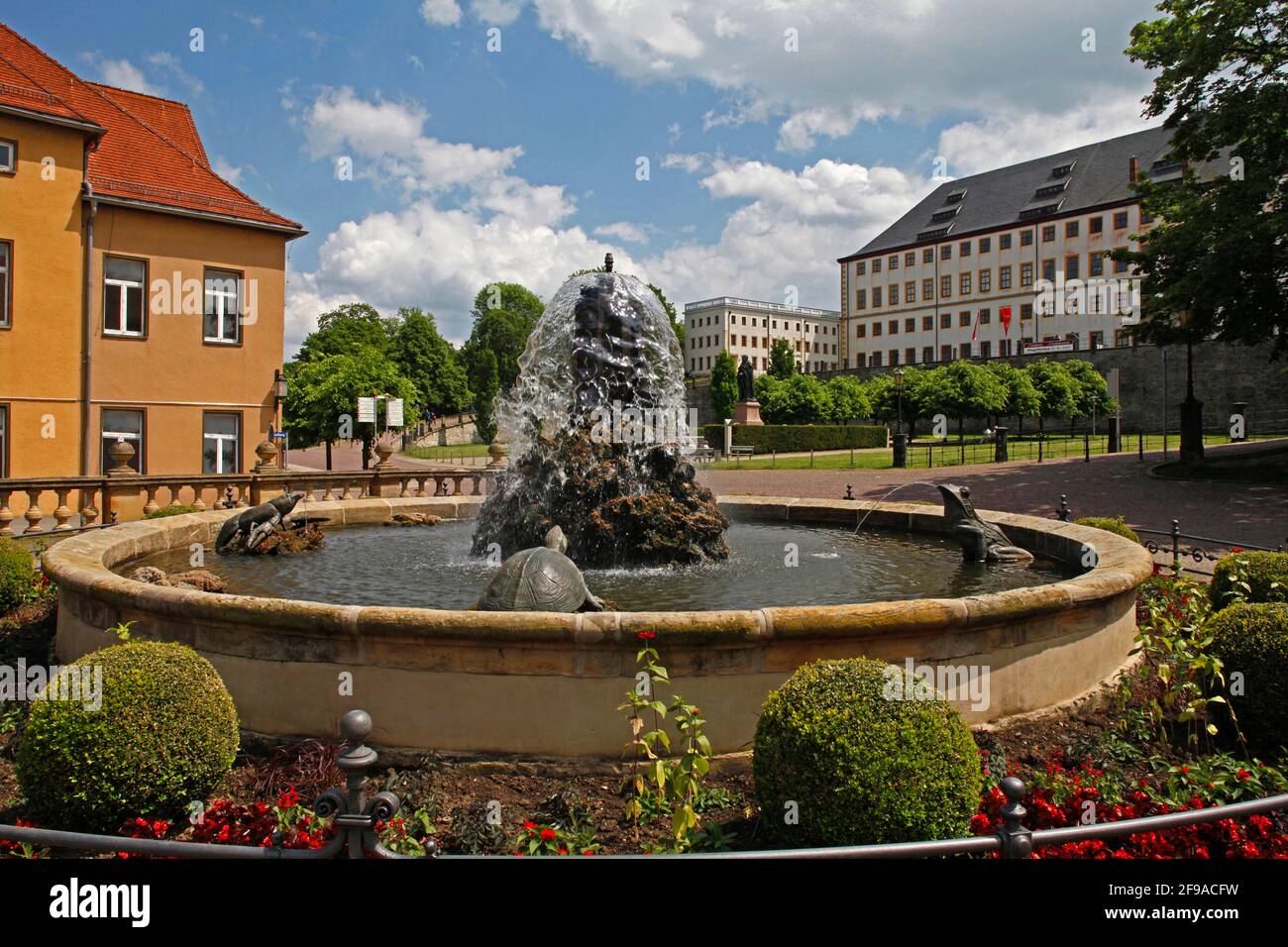 Fontana come parte dell'arte dell'acqua di fronte al castello di Friedenstein, città residenziale di Gotha, Turingia, Germania Foto Stock