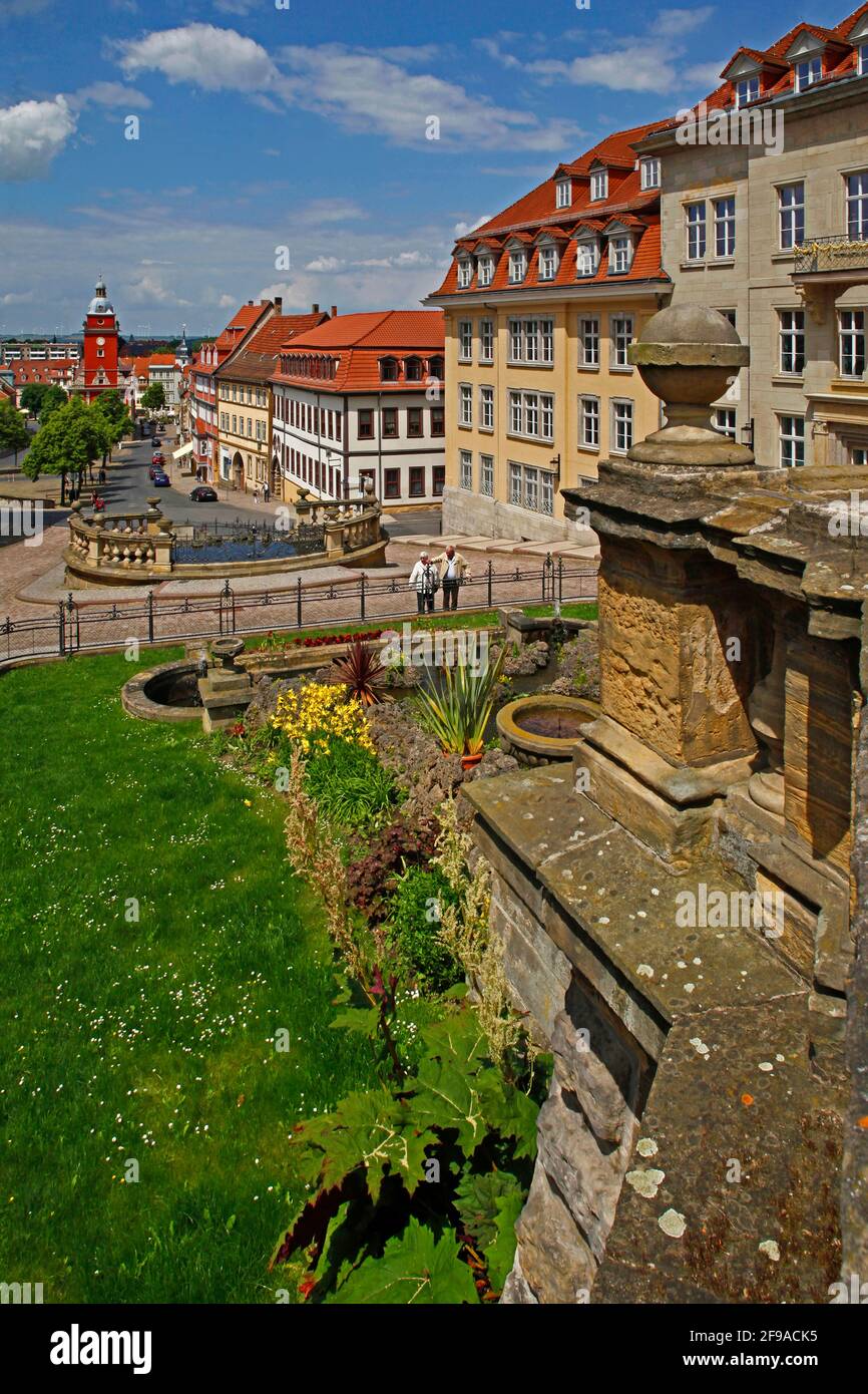 L'arte dell'acqua, sullo sfondo: La torre rossa del municipio storico, città residenziale di Gotha, Turingia, Germania Foto Stock