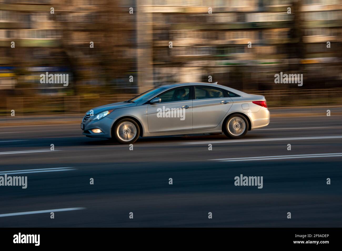 Ucraina, Kiev - 11 marzo 2021: Macchina Hyundai Sonata grigia in movimento per strada; Foto Stock