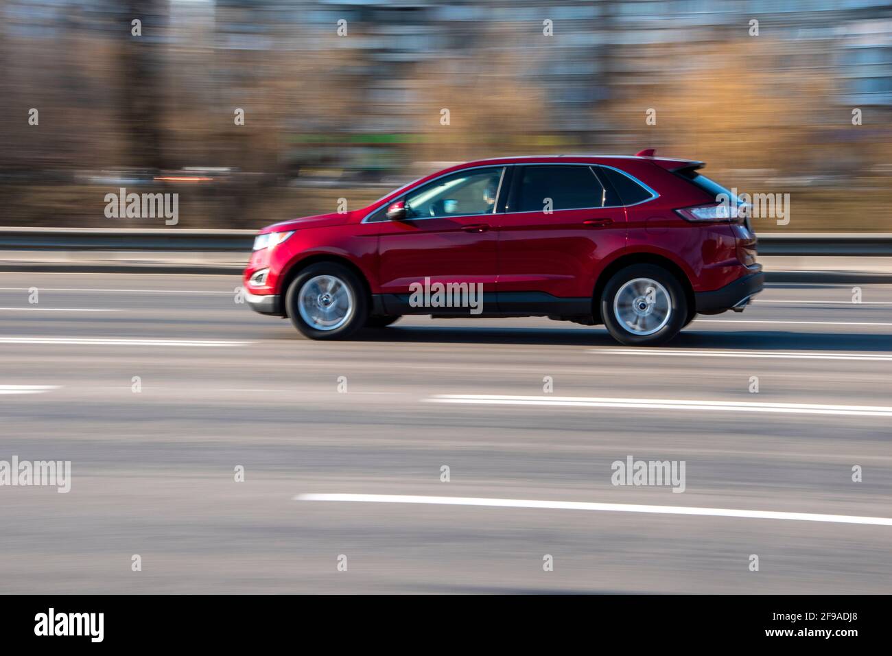 Ucraina, Kiev - 11 marzo 2021: Auto Red Ford Edge in movimento per strada; Foto Stock