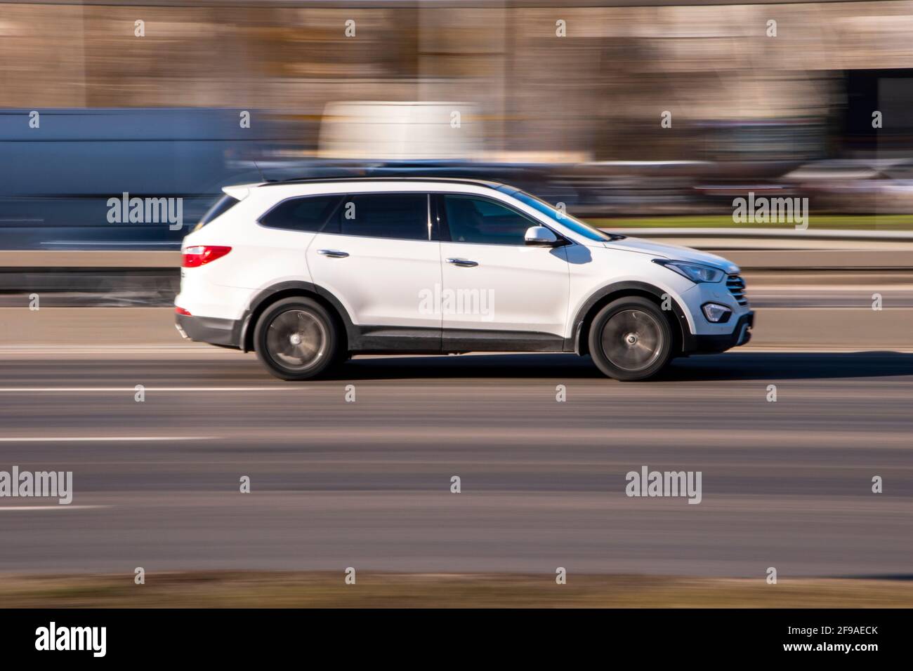 Ucraina, Kiev - 3 marzo 2021: Auto bianca Hyundai Santa Fe in movimento per strada; Foto Stock