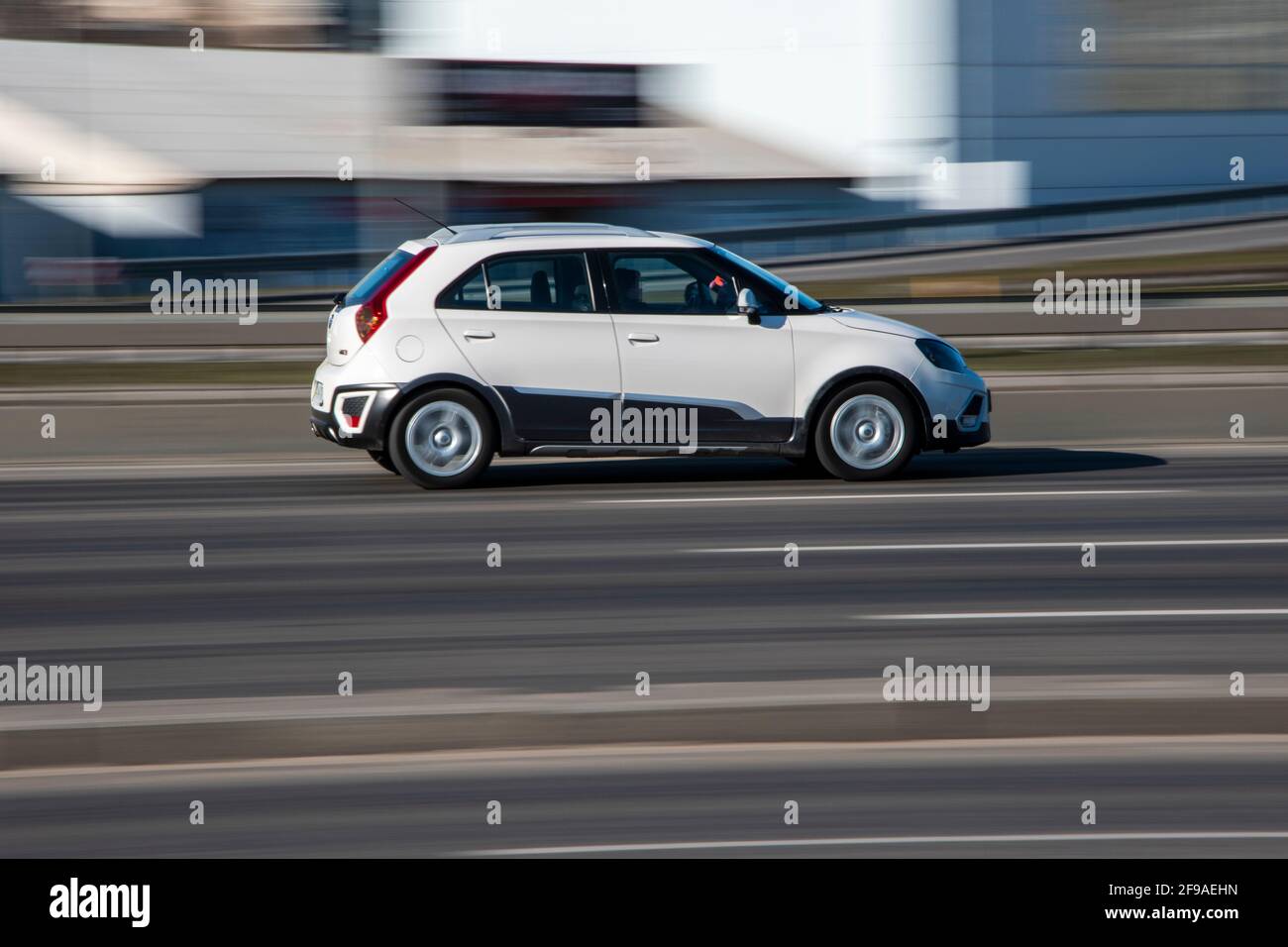 Ucraina, Kiev - 3 marzo 2021: White MG 3 Cross car in movimento per strada; Foto Stock