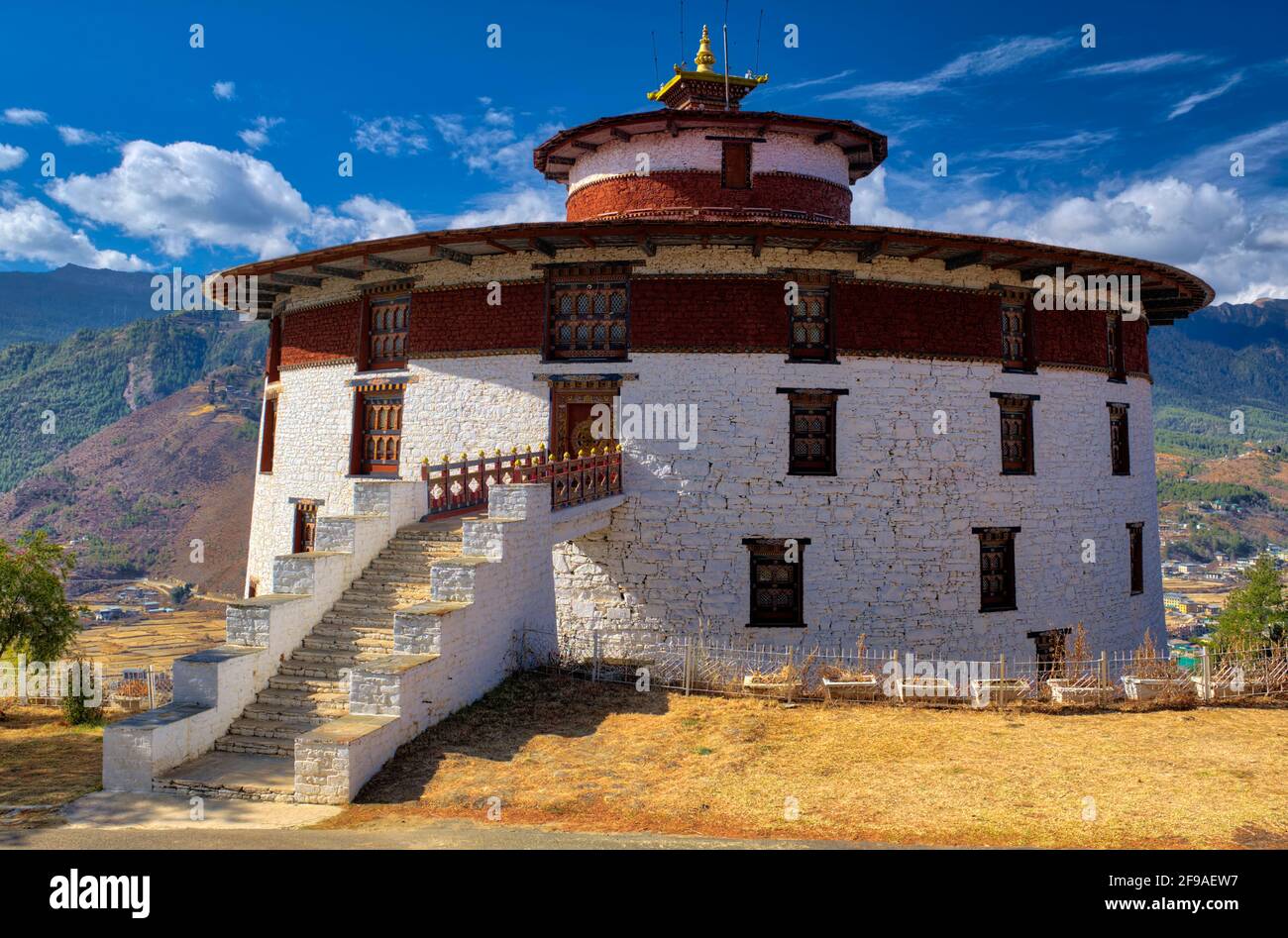 Fondato nel 1968, il Museo Nazionale del Bhutan di Ta Dzong a Paro ospita più di 3000 capolavori e opere d'arte. Queste opere ar Foto Stock