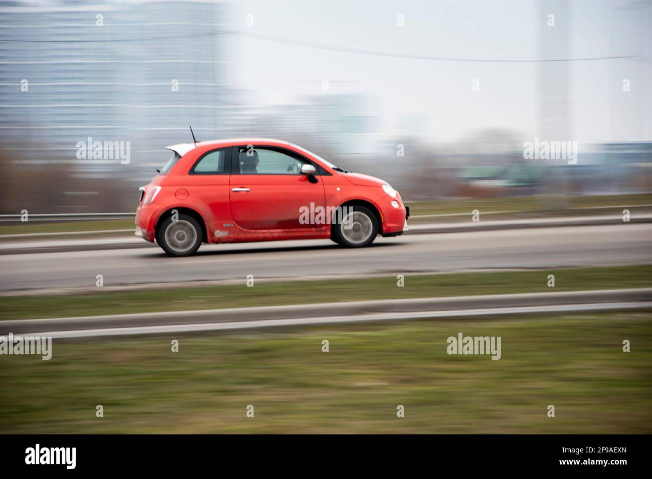 Ucraina, Kiev - 2 marzo 2021: Auto rossa Fiat 500E in movimento per strada Foto Stock