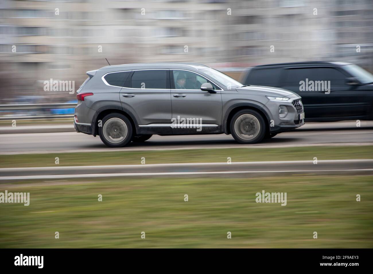 Ucraina, Kiev - 2 marzo 2021: Hyundai grigio Santa Fe auto in movimento per la strada Foto Stock