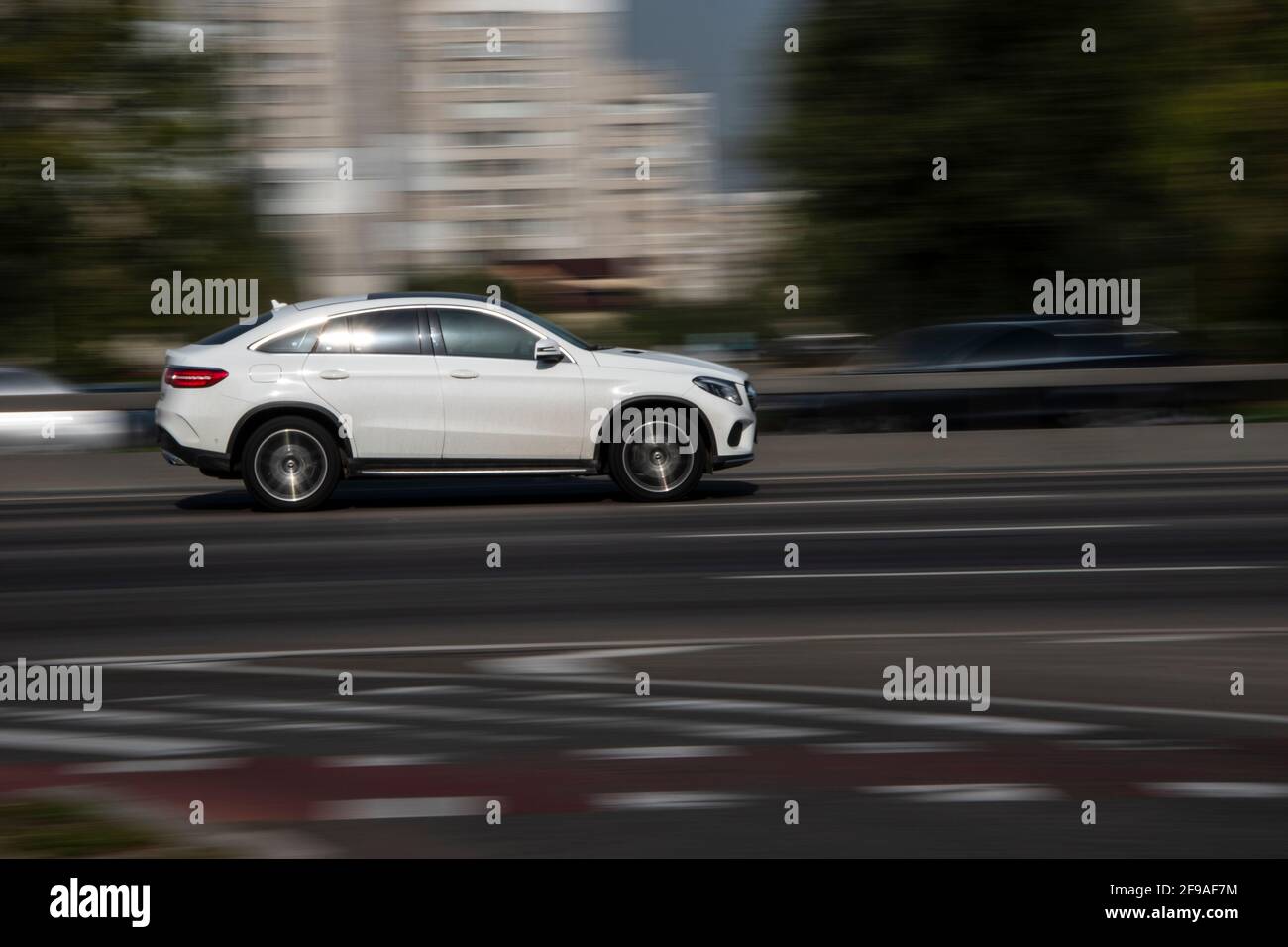 Ucraina, Kiev - 10 dicembre 2020: Mercedes-Benz CLA-Class Coupe bianco in movimento per la strada Foto Stock