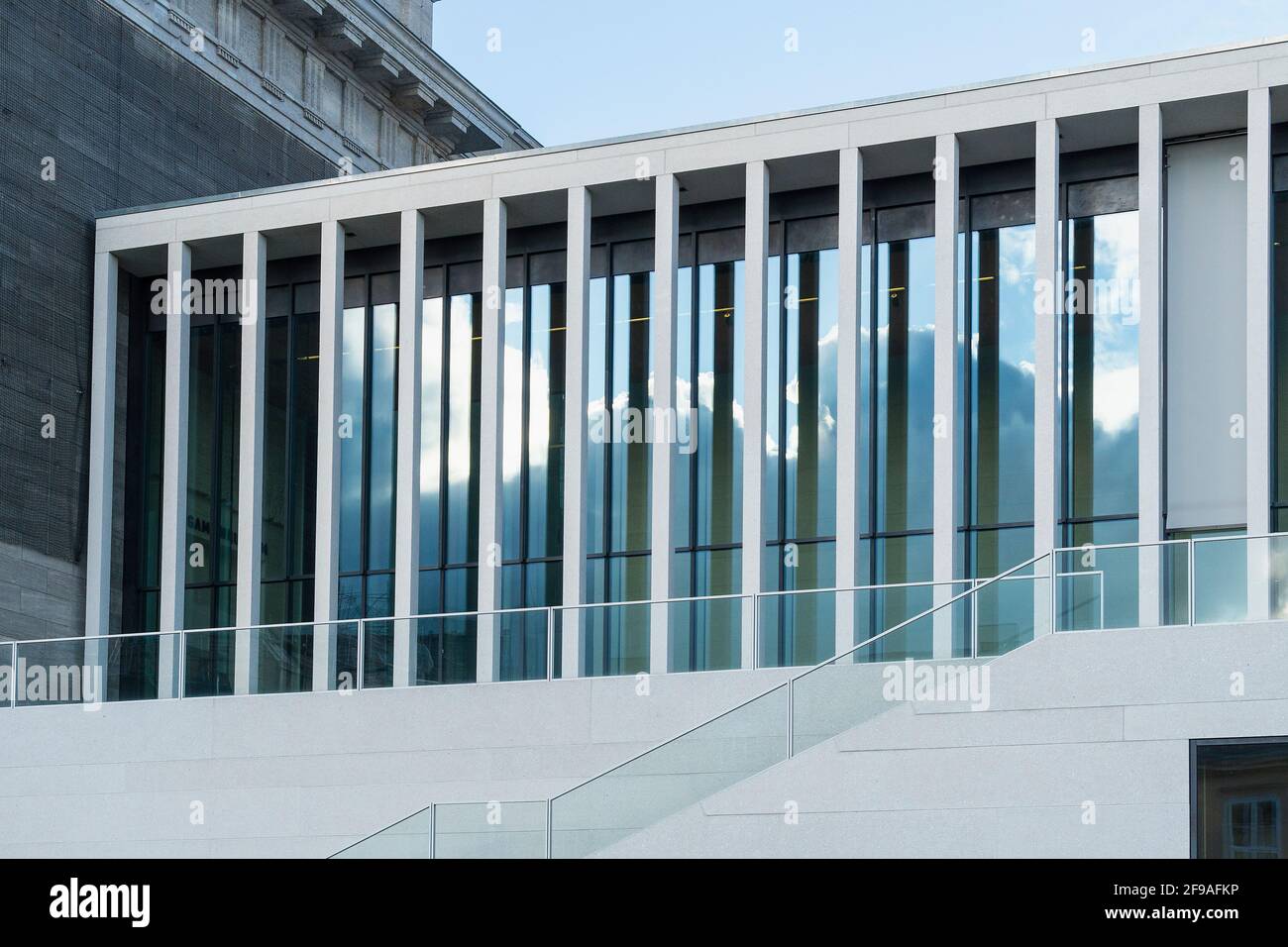 Berlino, Mitte, Museum Island, Pergamon Museum, James-Simon-Galerie, Moderna facciata colonna di David Chipperfield Foto Stock