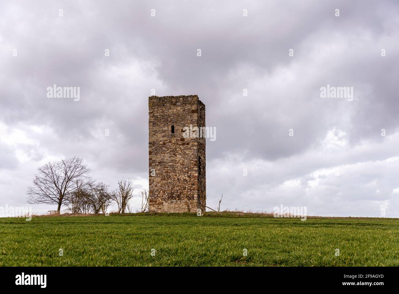 Germania, Sassonia-Anhalt, Wanzleben, torre di guardia fatta di pietre da campo, la torre di osservazione blu dal 1438. Appartiene agli edifici più antichi della Börde di Magdeburgo. In Sassonia-Anhalt sono sopravvissute solo altre due sale di controllo. Foto Stock