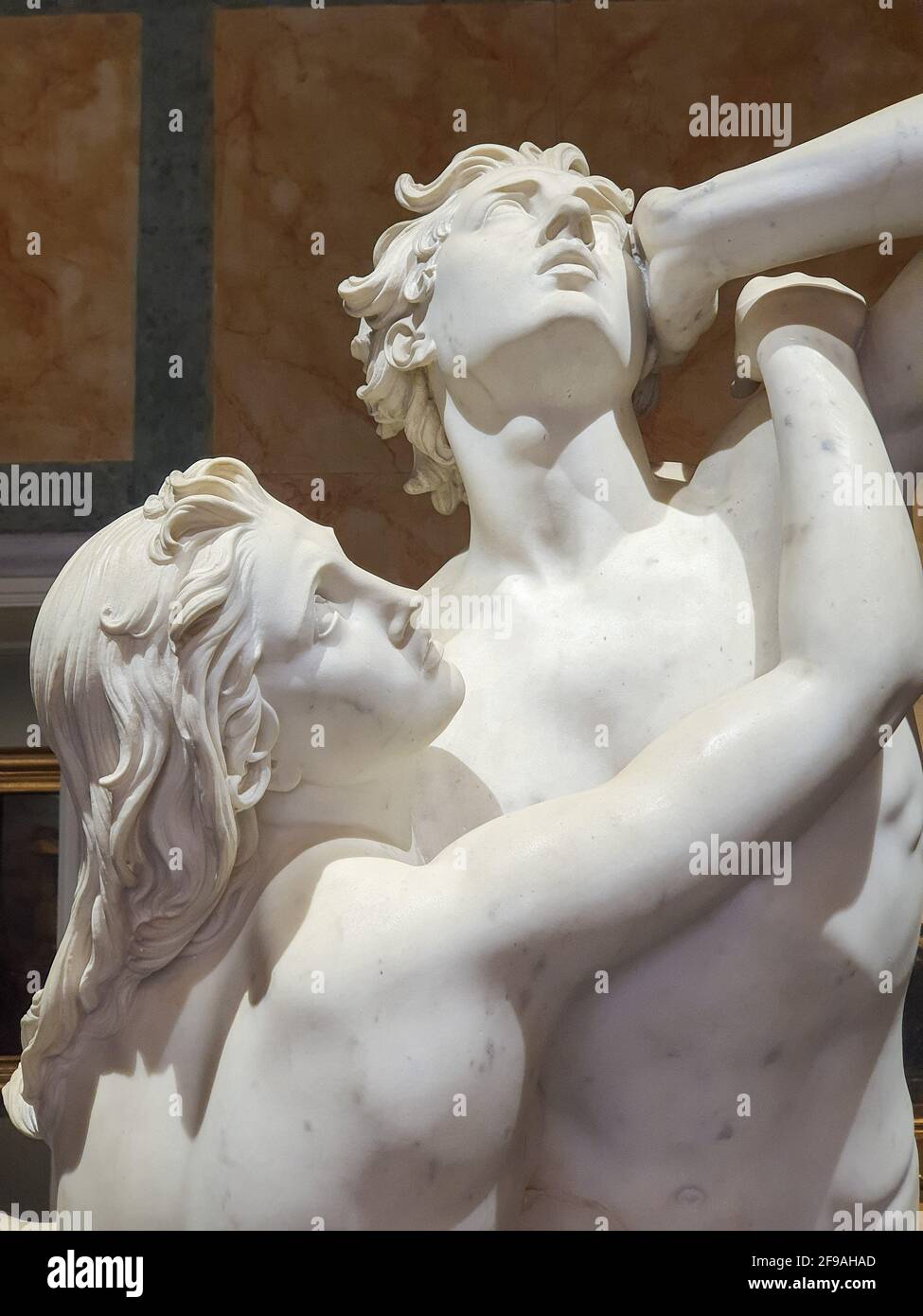 Immagine verticale della scultura Paolo e Francesca sotto la luce in un museo Foto Stock