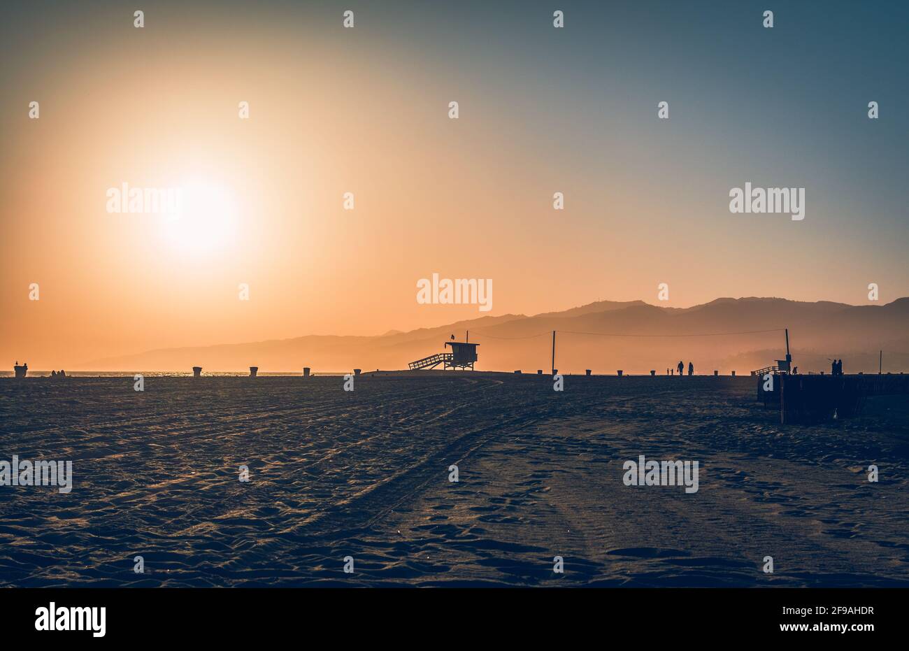 Torre della stazione di bagnino sulla spiaggia di Santa Monica Los Angeles durante il tramonto Foto Stock