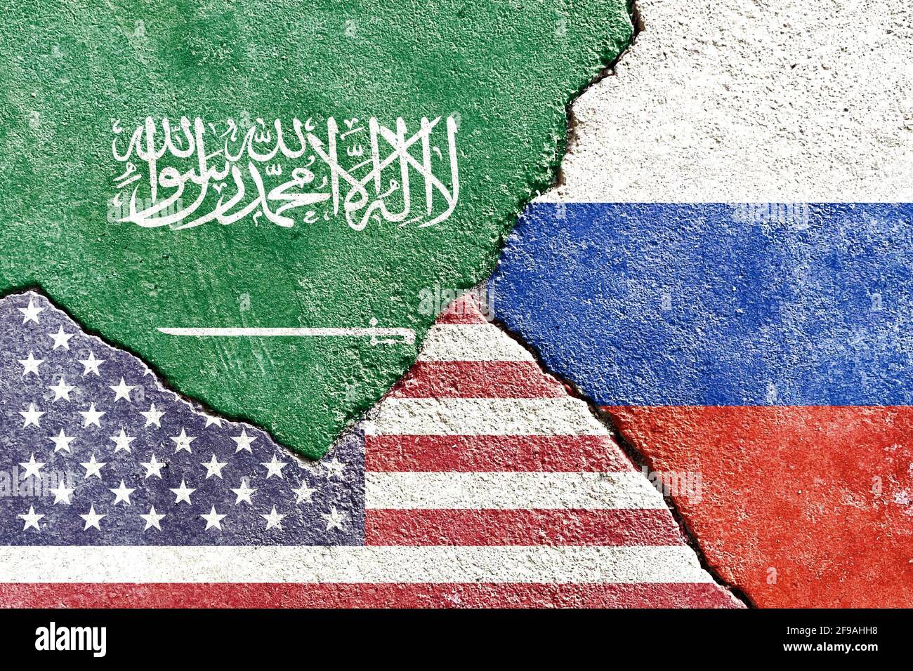 Concetto di conflitto politico Arabia Saudita VS USA VS Russia, bandiere su un muro di sfondo incrinato Foto Stock