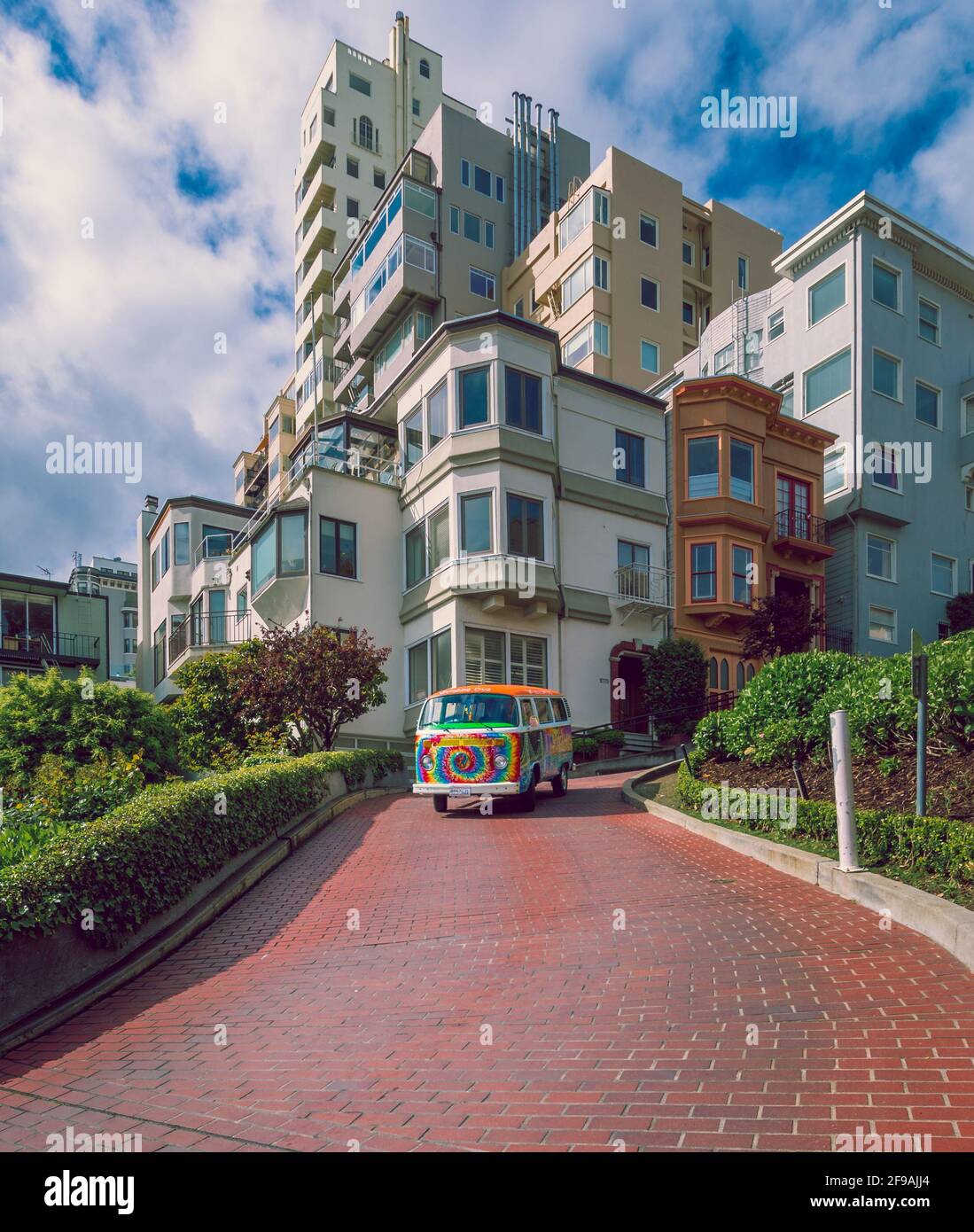 SAN FRANCISCO, CA, USA - 16 aprile 2018 - pulmino colorato Love Tours che guida lungo la strada Lombard. Attività turistica nella città della baia. Foto Stock